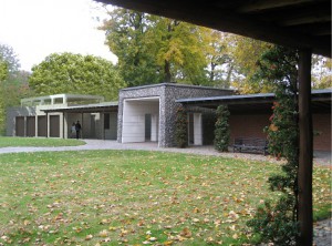 Modelfoto: Formidlingsbygningen til venstre for arkitekt, professeor Kaj Gottlob’s indgangsportal