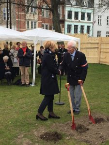 Kultur- og kirkeminister Mette Bock og modstandsmanden Jens Ege har taget de første spadestik til et nyt museum under jorden. Foto: RZ