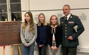 Mindetavlen, Uma, Sofie og Anna sammen med oberst Mads Rahbek Mindetavlen, Uma, Sofie og Anna sammen med oberst Mads Rahbek